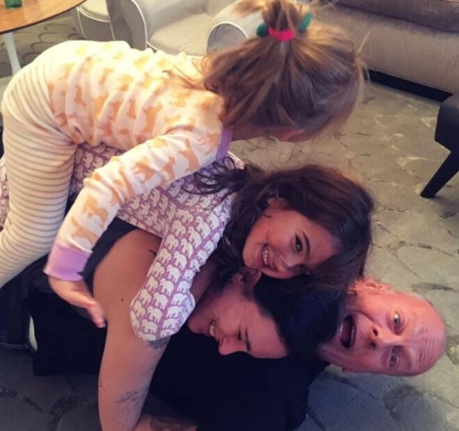 El emotivo regreso de Bruce Willis al edificio emblemático de "Duro de matar"