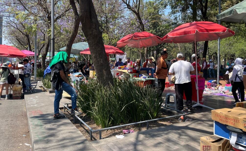 Comerciantes ambulantes invaden la Alameda Central; la ausencia de policías genera caos en la zona. Foto: Rafael García