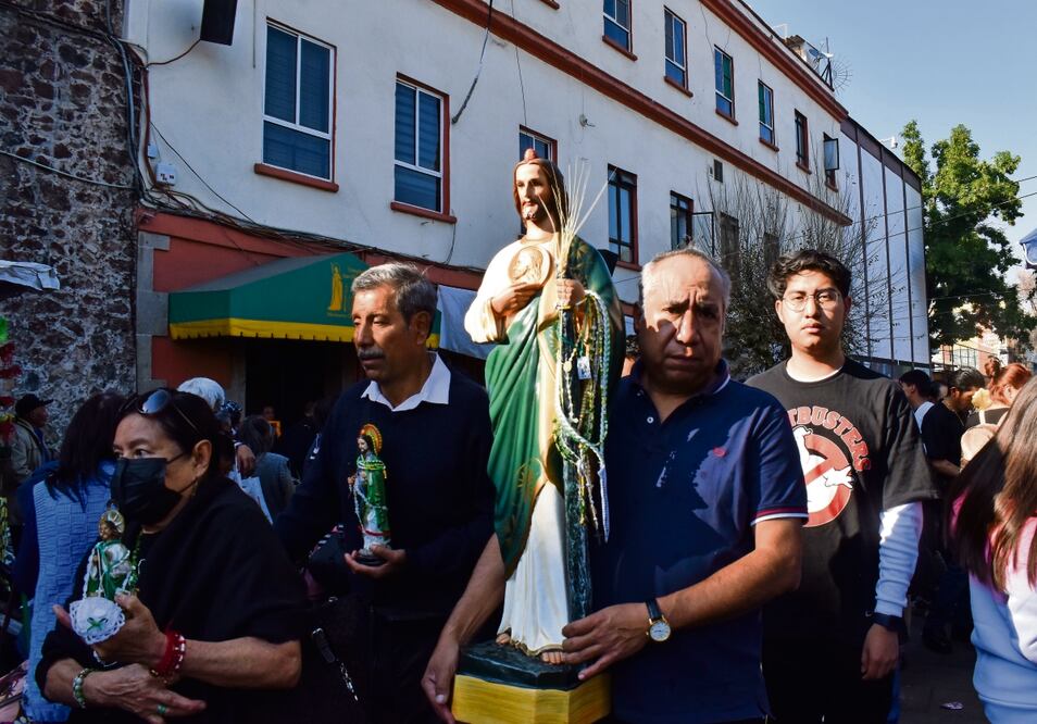 Como cada 28 de mes, miles de devotos de San Judas Tadeo arribaron a San Hipólito, en esta ocasión para agradecer por su bendición un año más. Foto: Abril Angulo | El Universal