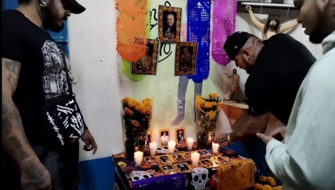 Luchadores montan emotiva ofrenda dedicada a sus compañeros fallecidos