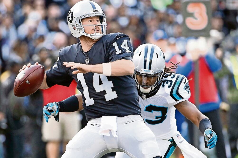 Matt McGloin entra al relevo por Derek Carr, quien está lesionado. (TONY AVELAR. AP)