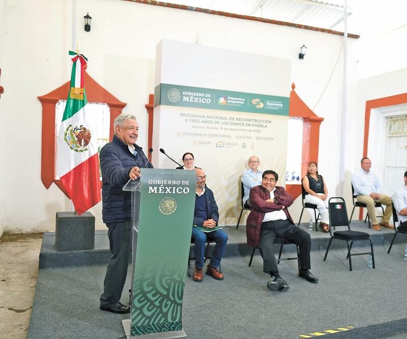 El presidente Andrés Manuel López Obrador acudió a Tlaxcala por su gira de trabajo; estuvo acompañado por los gobernadores Marco Antonio Mena Rodríguez y Miguel Barbosa, entre otros. PRESIDENCIA