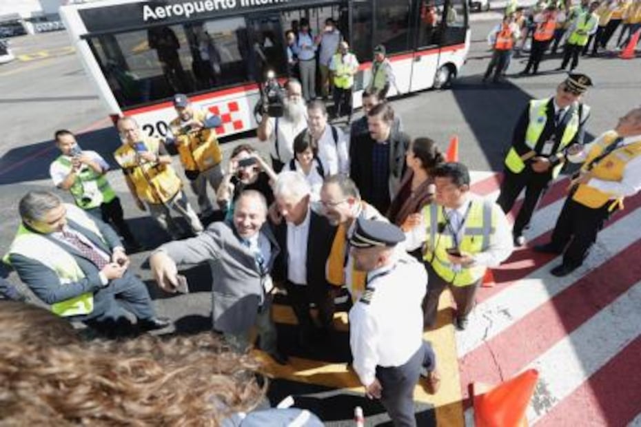 AMLO toma su primer vuelo comercial a Veracruz como Presidente