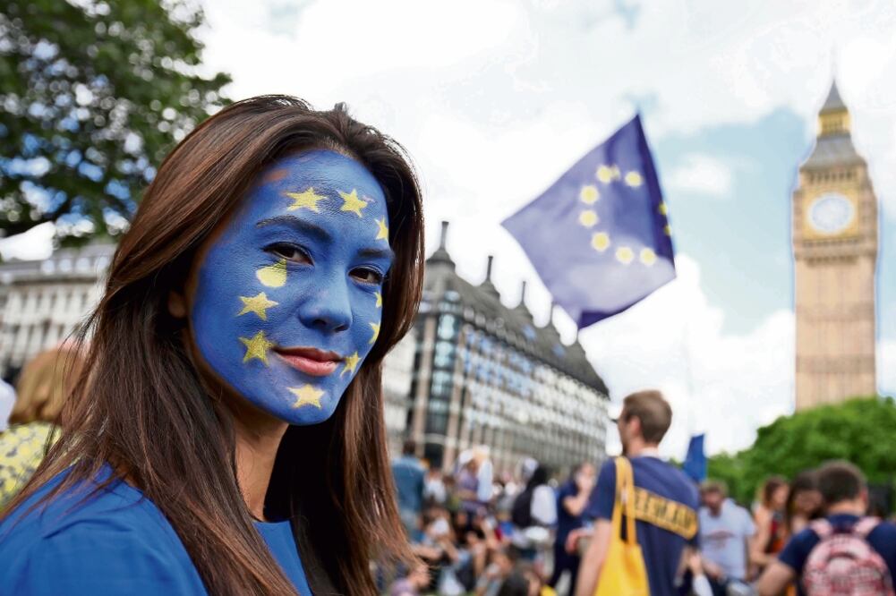 Aproximadamente 3 mil personas se congregaron en el centro de Londres para pedir que el Parlamento invalide el 'Brexit' (NEIL HALL. REUTERS)