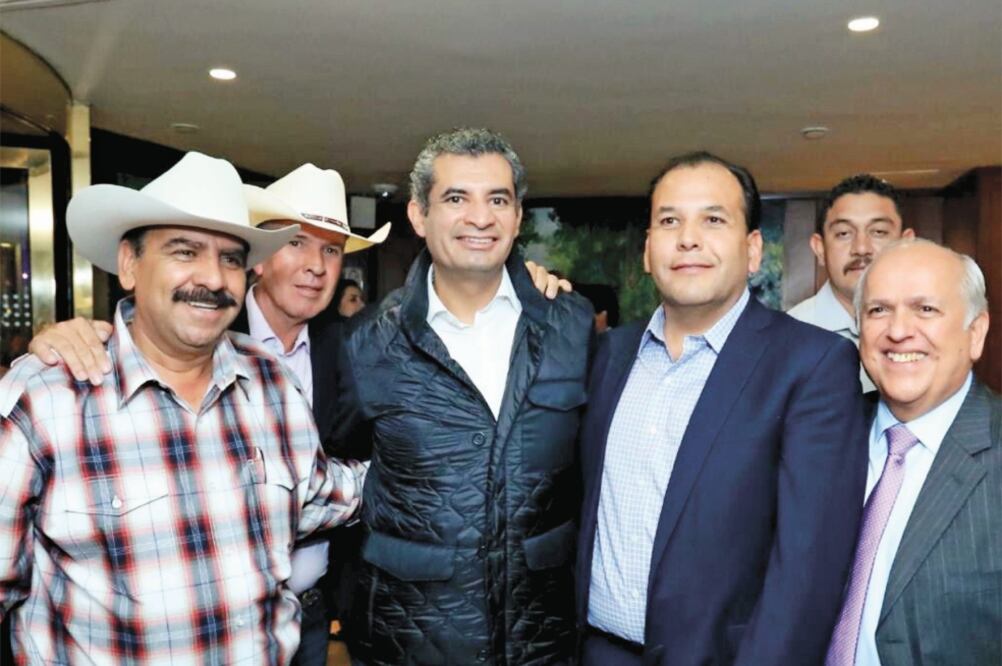 El líder del PRI, Enrique Ochoa, llegó acompañado de algunos integrantes del Comité Ejecutivo Nacional del tricolor (TOMADA DE TWITTER)