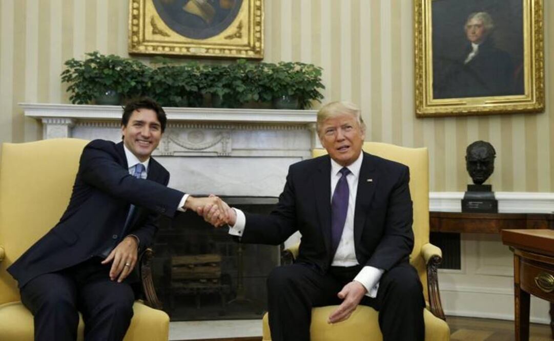 Canadian Prime Minister Justin Trudeau greets U.S. President Donald Trump in the Oval Office - Photo:  REUTERS