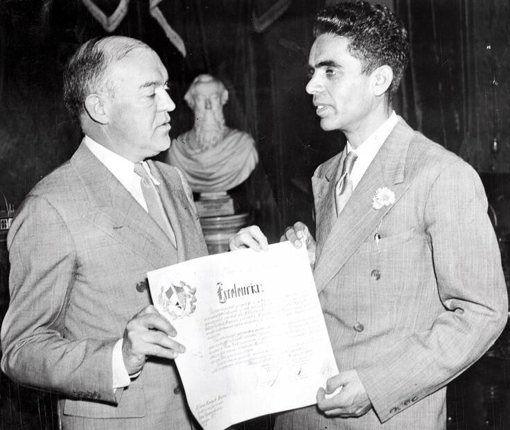 Reconocimiento por su vuelo México-Nueva York, 1939. En 1933, se planeó un viaje México-España con Francisco Sarabia como piloto y con un avión especial contra malas rachas climatológicas; para 1934 el vuelo se canceló por seguridad. Foto: ESPECIAL.