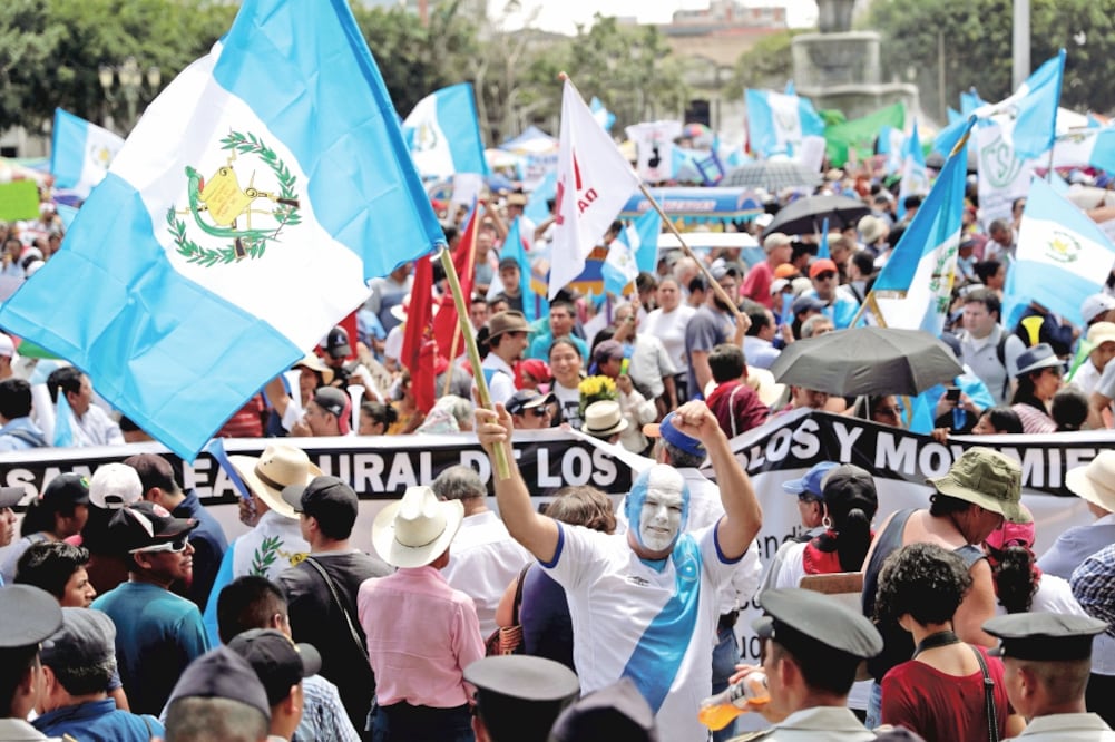 Manifestantes durante la protesta de ayer en Ciudad de Guatemala contra la decisión del gobierno de no renovar el mandato a la CICIG. Foto: LUIS ECHEVERRIA. REUTERS