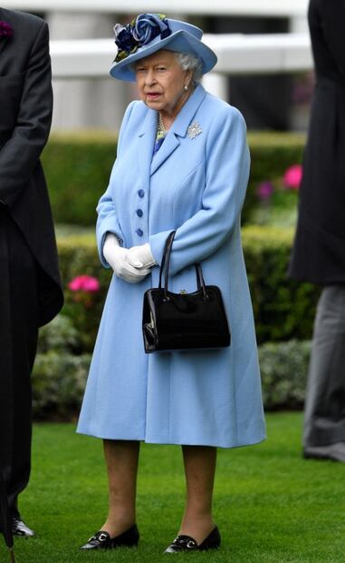 El baby blue se coloca como el color favorito del verano: Letizia, Isabel II y Kate ya lo usan