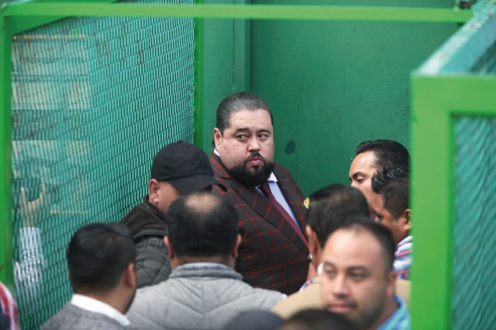 Momentos en que Emir Garduño ingresa al penal de Santiaguito, tras su detención a cargo de 40 elementos de la Policía de Investigación. Se espera que hoy se determine su situación jurídica (JORGE ALVARADO. EL UNIVERSAL)