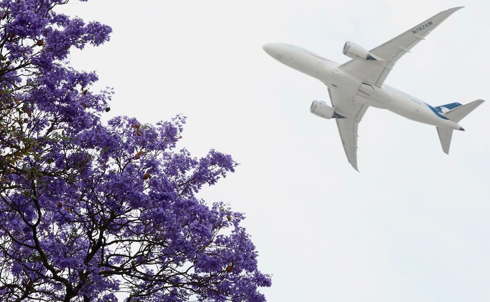 La trayectoria de los aviones se representa mediante líneas geodésicas. Foto: Valente Rosas / EL UNIVERSAL.