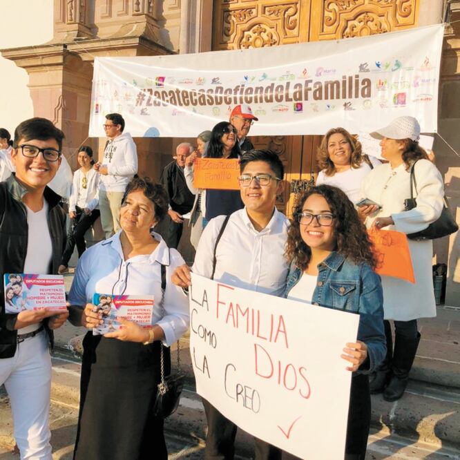 Grupos y organizaciones profamilia protestaron ayer en el Congreso de Zacatecas contra la iniciativa de matrimonios igualitarios. TOMADA DE TWITTER