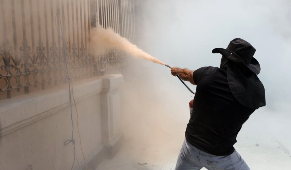 Integrantes de la CETEG realizan destrozos en la entrada de la Secretaría de Gobernación en la Ciudad de México, el 4 de junio de 2025. Foto: Diego Simón Sánchez/EL UNIVERSAL