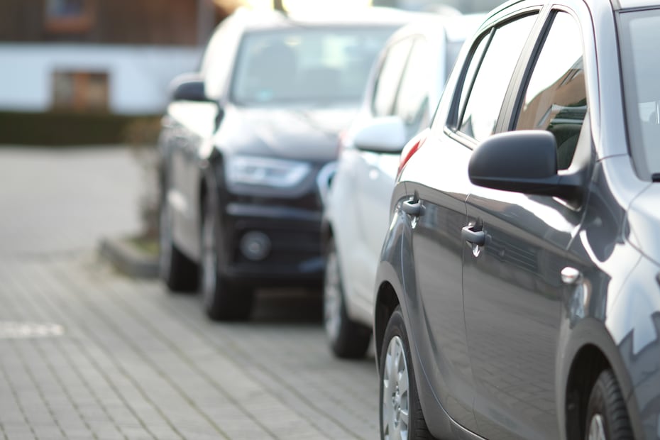 Aprende a estacionarte en línea. Foto: Freepik
