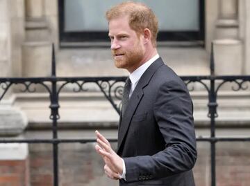 Príncipe Harry visita la capilla en Windsor donde está enterrada su abuela Isabel II