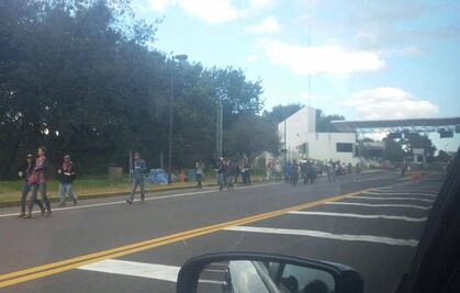 Normalistas toman autobuses en caseta de Zirahuén