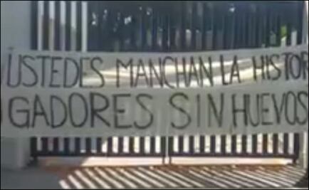 Aficionados increpan a jugadores de Cruz Azul en La Noria