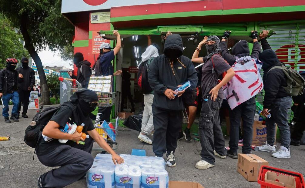 Personas con el rostro cubierto destrozaron comercios y saquearon tiendas, sin que ninguna autoridad lo impidiera. Foto: Gabriel Pano / EL UNIVERSAL