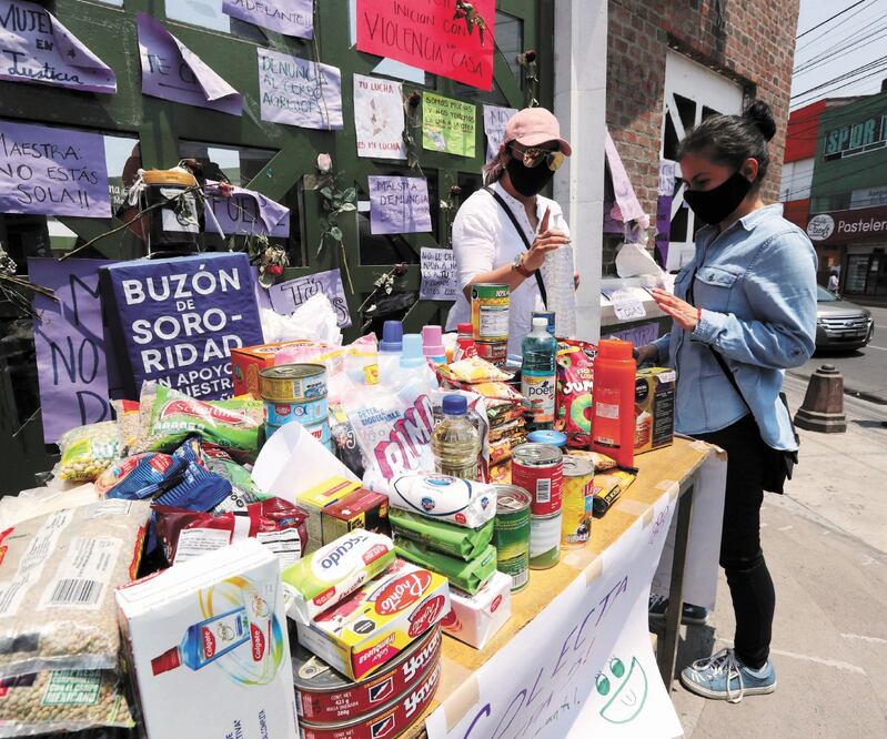 Decenas de estudiantes de la preparatoria 5 de la UAEMex llegaron a dejar arroz, fríjol, atún, entre otros productos. Foto: Jorge Alvarado. El Universal