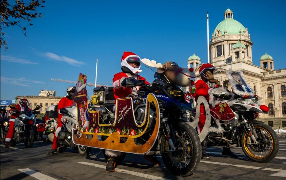 Motociclistas vestidos de Santa Claus recorren las calles de Belgrado, Serbia, para llevar regalos a niños. Foto: AFP