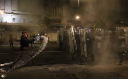 Se enfrentan policías con comerciantes ambulantes de la comunidad Triqui, en el Zócalo