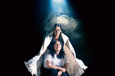 Lila Downs vuela con 50 palomas