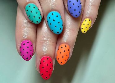 Polka dot nails, cómo llevar el encanto de los lunares en tus uñas