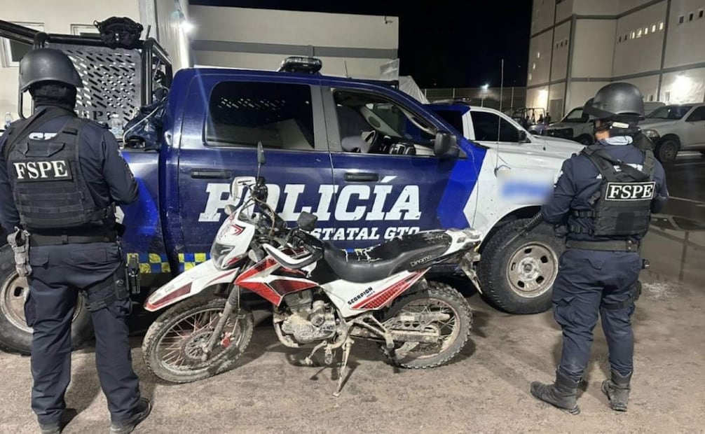 Integrantes de la FSPE detectaron a una pareja a bordo de una motocicleta sin placas ni equipo de protección, por lo que se realizó una revisión preventiva. Foto: Especial.