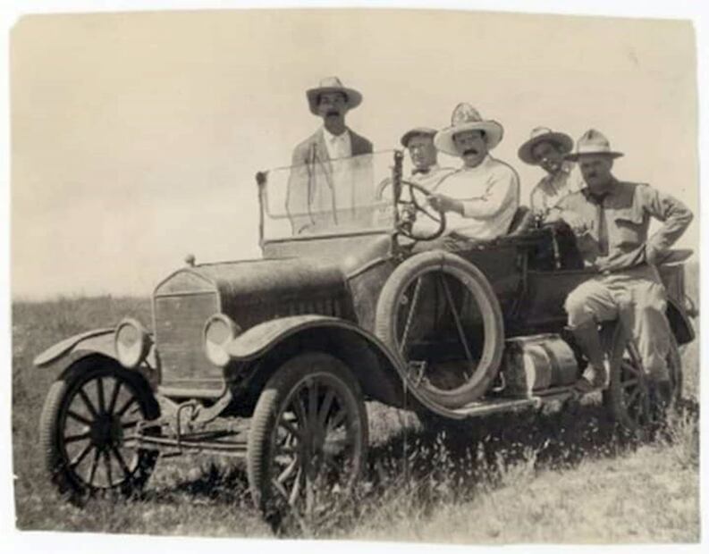 El general Francisco Villa en otro de sus automóviles, siempre acompañado por integrantes de la élite de los Dorados de Villa. Sin fecha. Foto: ESPECIAL.