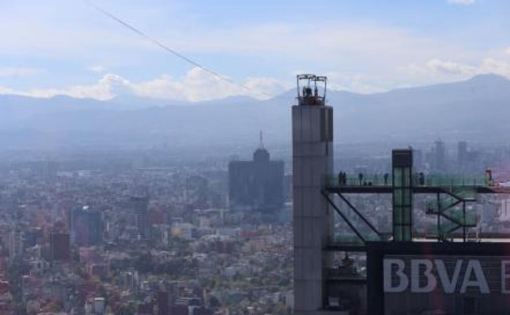 Alexander Schultz atraviesa Reforma a más de 200 metros de altura
