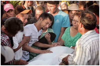 Familiares y amigos dan último adiós a la pequeña San Juana