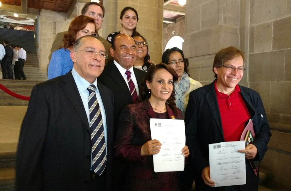 Ex Constituyentes del PRD entregaron en la Suprema Corte de Justicia de la Nació Nación un recurso legal denominado amicus curiae para defender la Constitución de la CDMX. Foto Gerardo Suárez