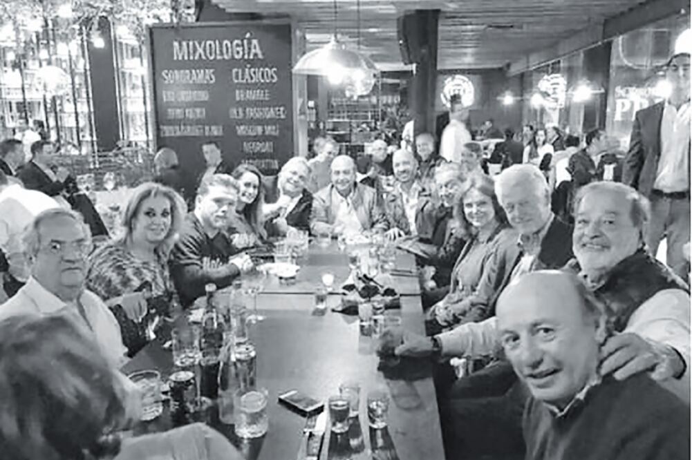 El empresario Carlos Slim (segundo a la der.) acudió a una cena en Guadalajara con el ex presidente de EU, Bill Clinton (tercero a la der.). La imagen propició la creación de un ticket de consumo falso que se viralizó en redes (REDES)