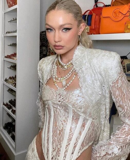 Gigi Hadid celebró su cumpleaños con look de corset y transparencias