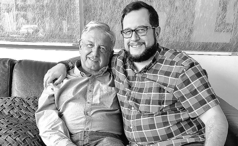 Andrés Manuel López Obrador posa con su hijo José Ramón, quien compartió la imagen con su padre, y dijo que da gracias a la vida por tenerlo. (FOTO TOMADA DE TWITTER)