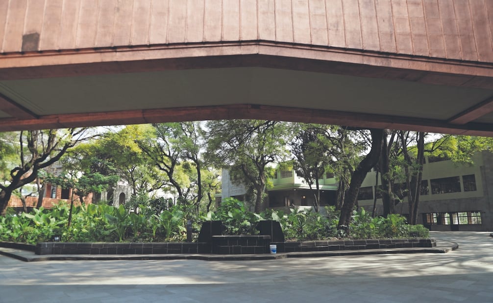 Abandonado, así luce el Centro Nacional de Culturas de la Salud Kalan (Lieja 7); incluso hay plantas en los escalones. FOTOS: CARLOS MEJÍA. EL UNIVERSAL