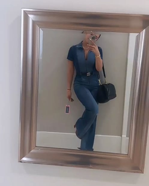Ángela Aguilar luce jumper de mezclilla con cinturón Chanel