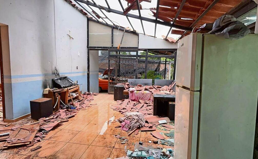 La casa de Juan de Dios, ubicada en el municipio de El Mirador, no sólo sufrió daños en su estructura, también los muebles quedaron destrozados y quemados. Foto: Carlos Arrieta / EL UNIVERSAL