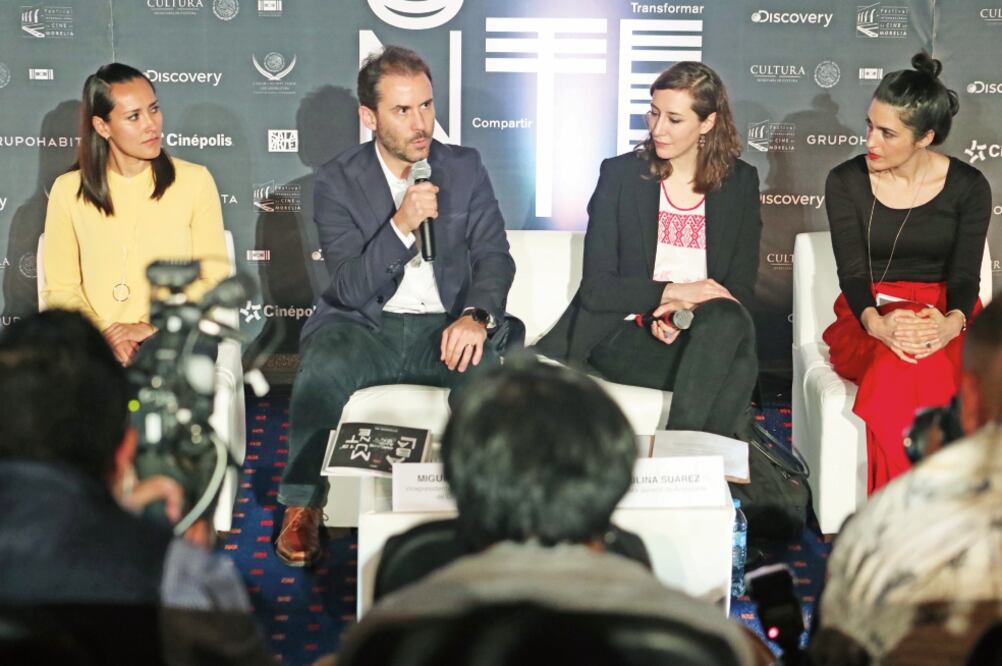 Paulina Suárez (al centro), directora de la Gira, anunció el programa (ARIEL OJEDA. EL UNIVERSAL)