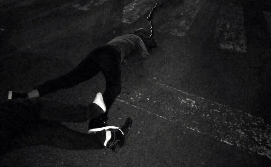 Encargados del centro comercial refirieron a la policía que los jóvenes se aventaron de una altura de por lo menos 15 metros. /Especial