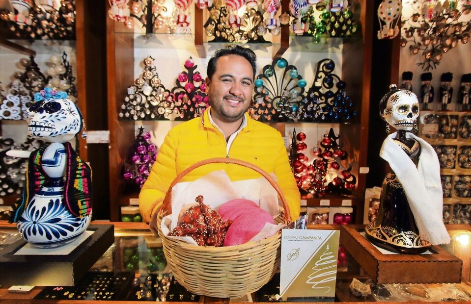 Yair Armando Herrera Olvera, dueño de Esferas Campanita, busca con la elaboración de catrinas, cráneos, pan y calaveras elaboradas 100% en arte de cristal, conservar las tradiciones del Día de Muertos. Foto: Omar Contreras