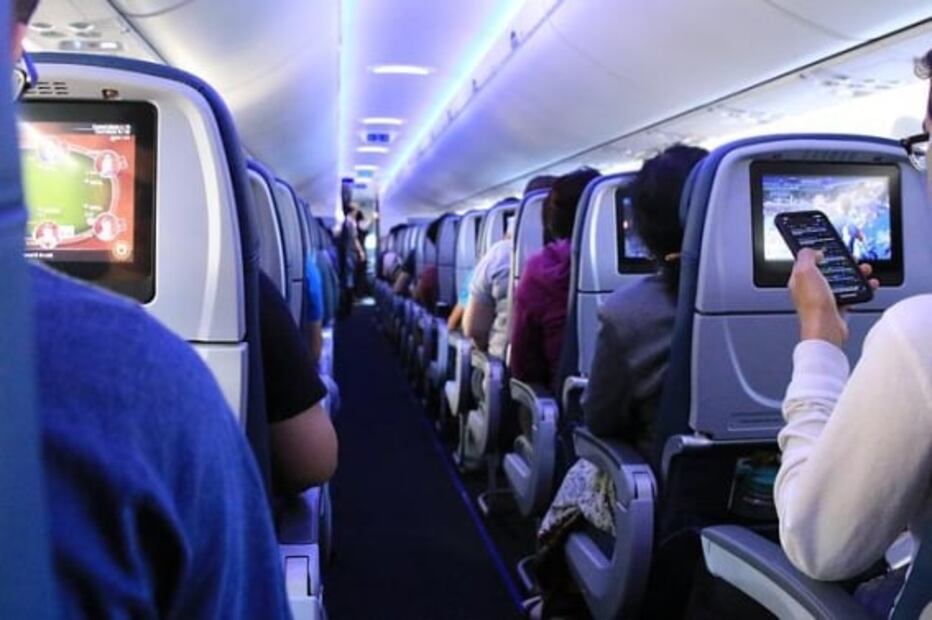 Razones por las que podrían bajarte de un avión