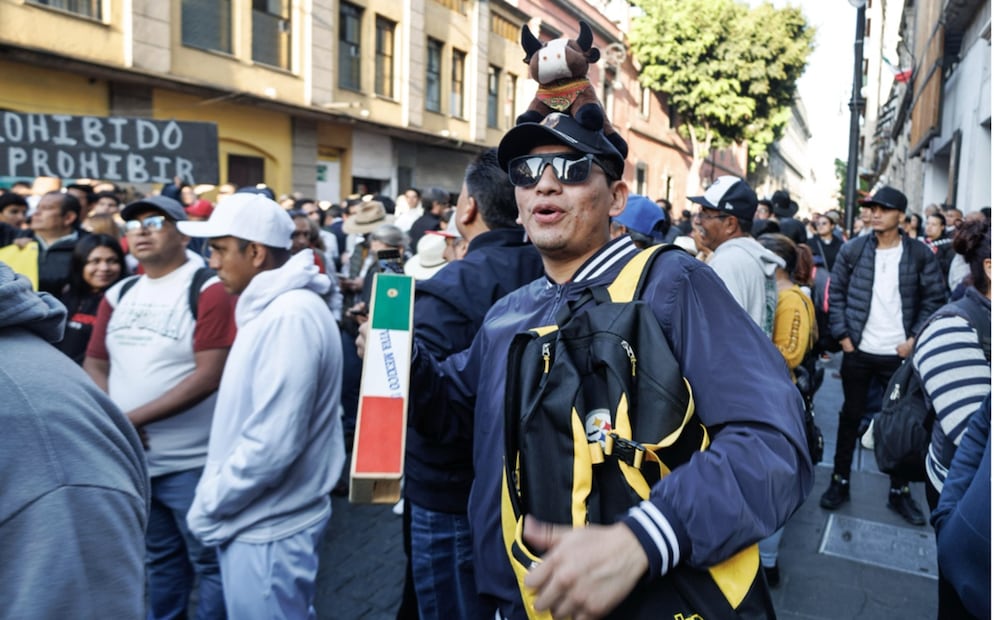 Colectivos a favor de la tauromaquia se manifiestan afuera del Congreso de la CDMX contra la prohibición de corrida de toros. Foto: Yaretzy M. Osnaya/EL UNIVERSAL