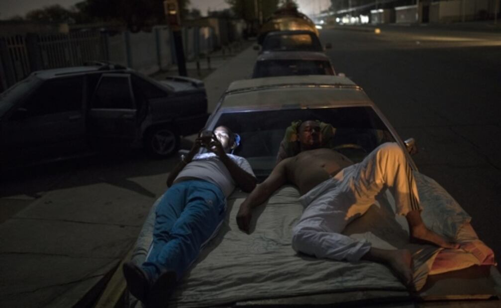 Venezolanos esperan hasta 24 horas en filas para cargar combustible