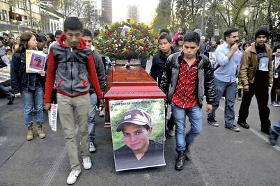 Padres de los 43 piden que no se libere a policías detenidos