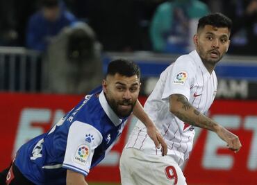 Tecatito Corona sigue sumando minutos y vuelve a ser titular en el empate de Sevilla ante Alavés