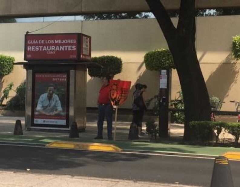 Previo a debate, despliegan mantas contra AMLO en Centro Histórico