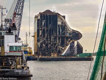 Barco con más de 4,000 autos que pasó un año volteado en el mar es cortado a la mitad