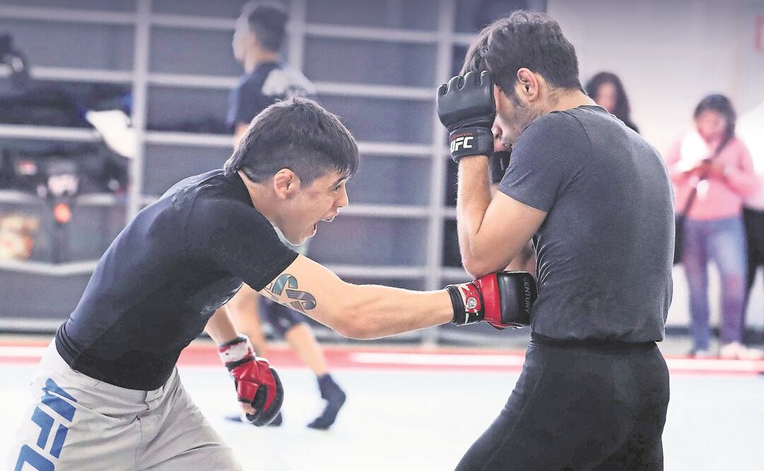 Mil pesos ganó Moreno (izq.) en su primera pelea; su ingreso mejoró al ser peleador estelar. (ARIEL OJEDA. EL UNIVERSAL)