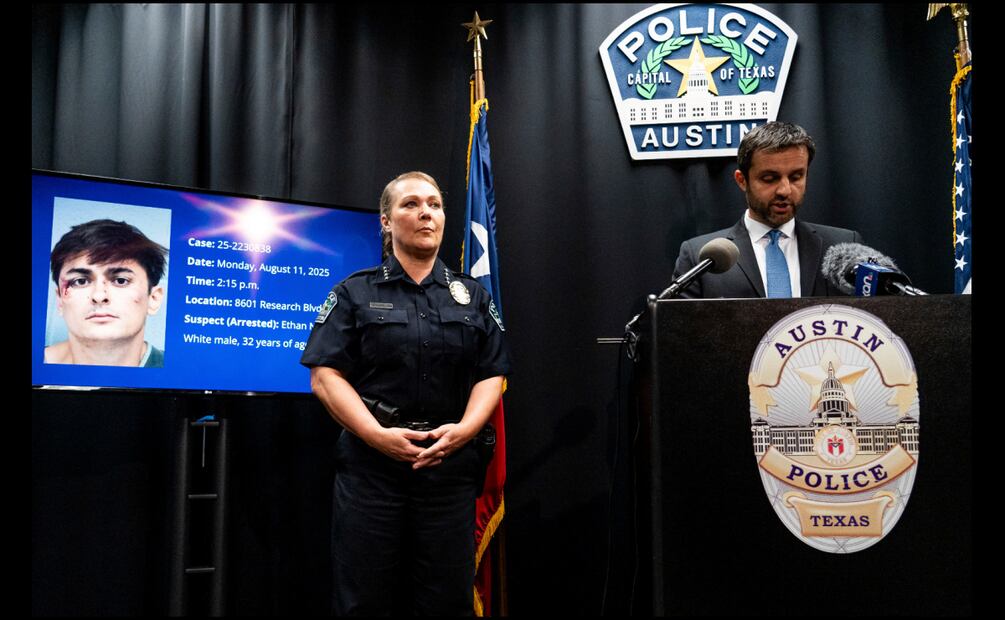 El sargento, Nathan Sexton, junto a la  jefa de policía de Austin, Lisa Devis, en una conferencia de prensa sobre el tiroteo en Target el martes 12 de agosto en Austin, Texas. Foto: Sara Diggins/AP